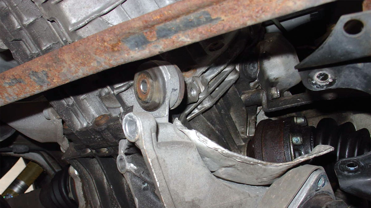 6 Anzeichen einer fehlerhaften Getriebehalterung (und Ersatzkosten)